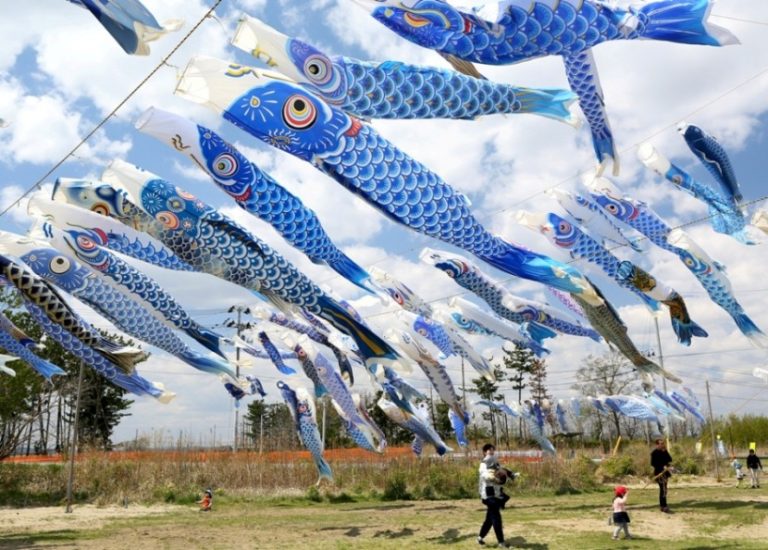 大空泳ぐ青いこいのぼり