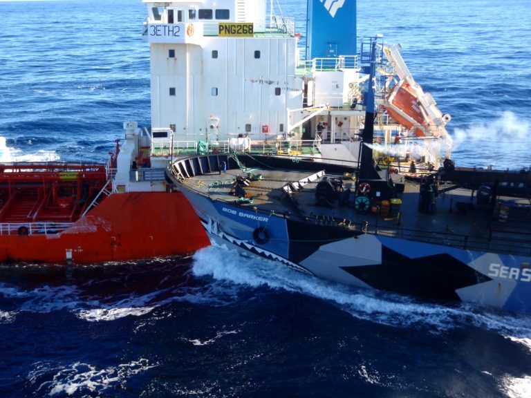 Picture 2 The ship of SSCS ram in icy ocean (Photo taken by ICR)