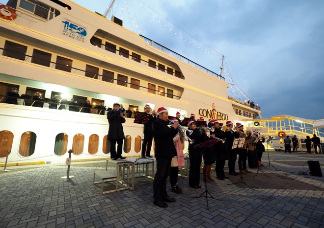 40 Trumpeters at Port of Kobe