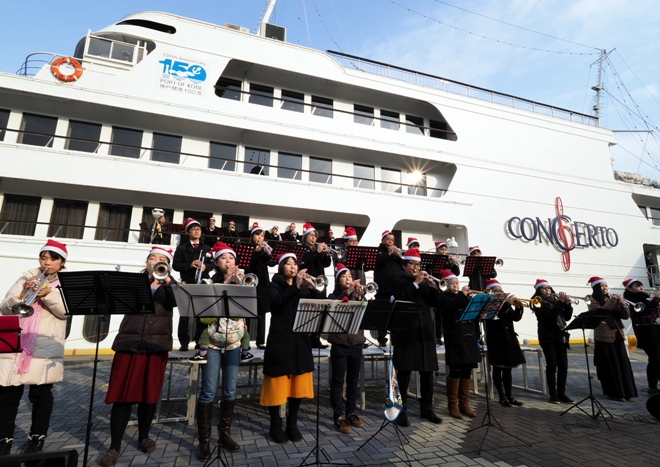 40 Trumpeters at Port of Kobe