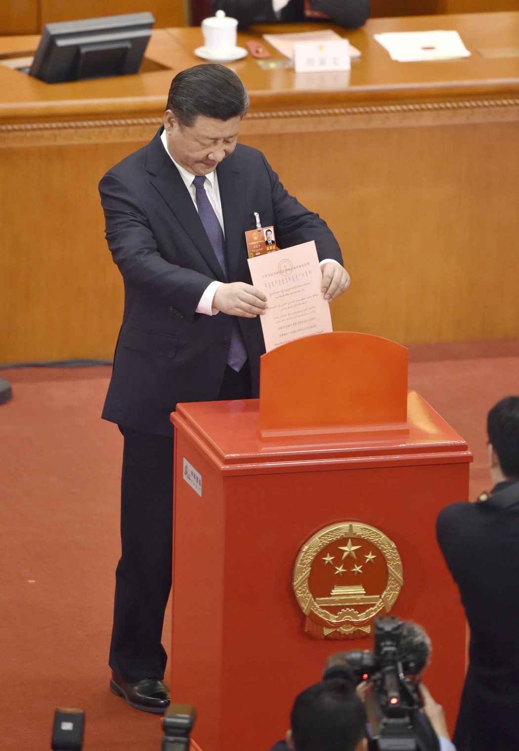 XI Jinping votes on constitutional amendment