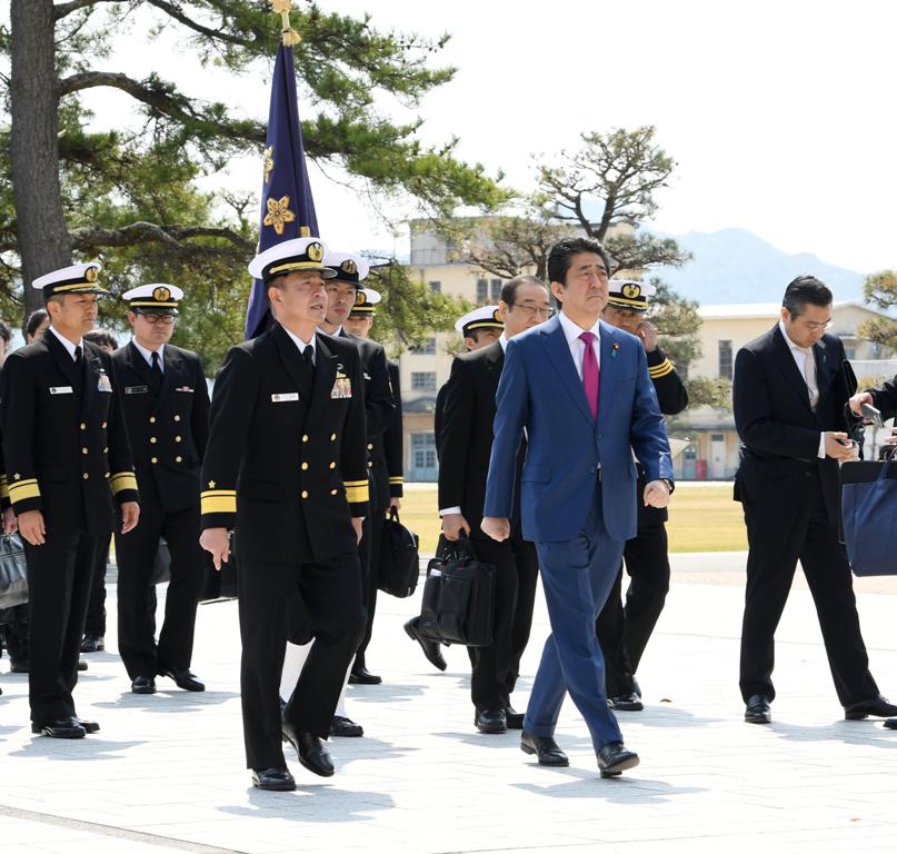 Prime Minister Abe with JSDF personnel
