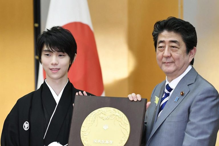 Yuzuru Hanyu presented the People's Honor Award by Prime Minister Abe