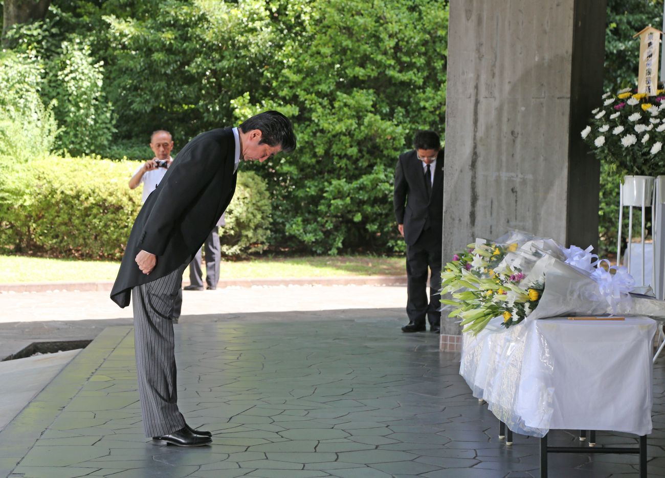 Emperor, Empress Pay Tribute at the Last Memorial for War Dead in the Era of Heisei