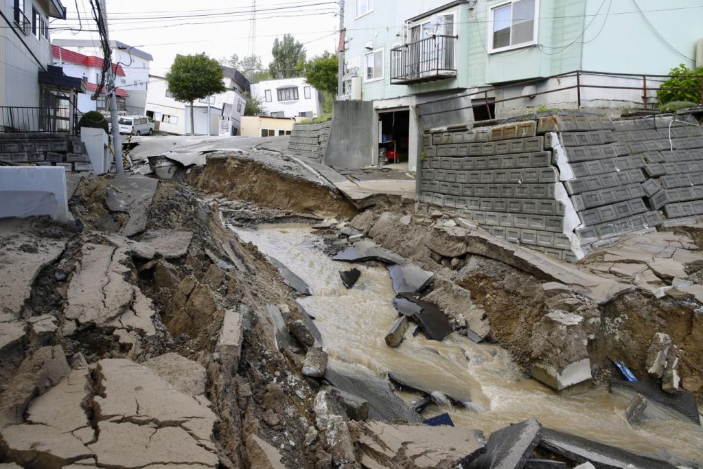 [PHOTOS] Hokkaido Earthquake Rescue Operations Start Amid Threats of