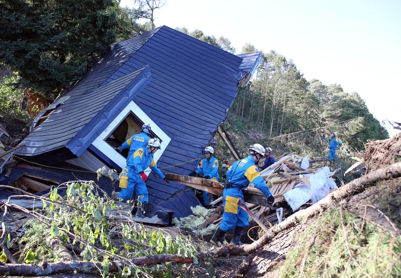 [PHOTOS] Hokkaido Earthquake: Rescue Operations Start Amid Threats of Aftershocks, Landslides
