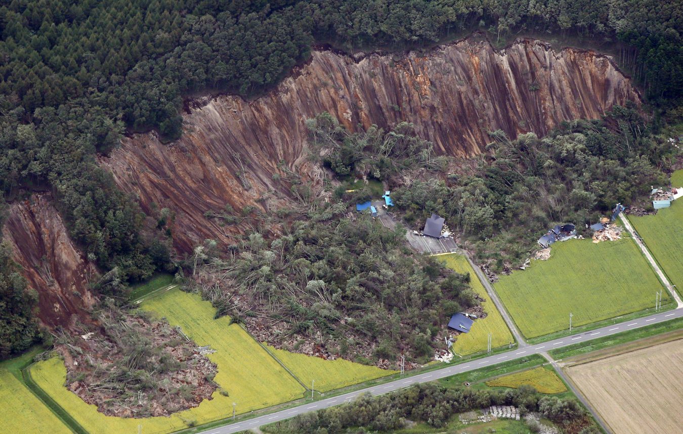 [PHOTOS] Hokkaido Earthquake Rescue Operations Start Amid Threats of