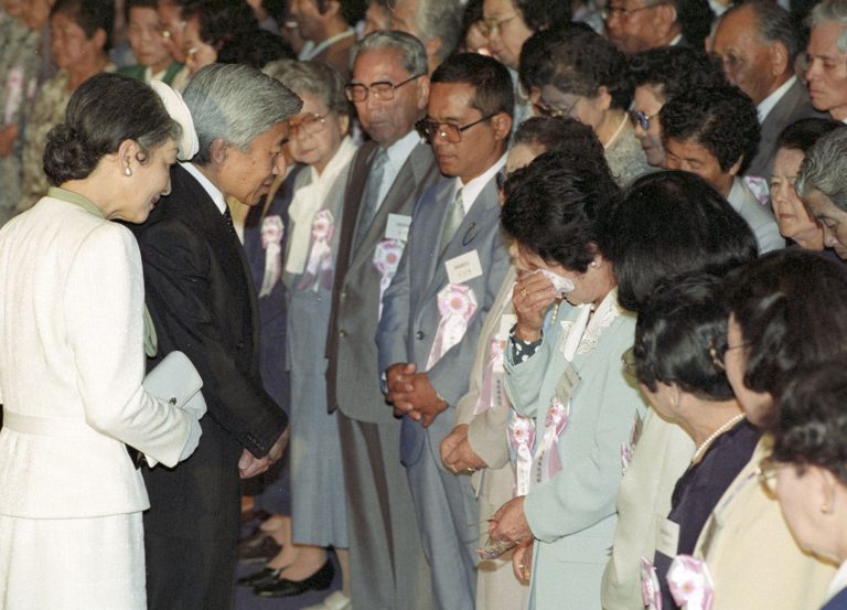 Japan Heisei Emperor Praying for Peace 013