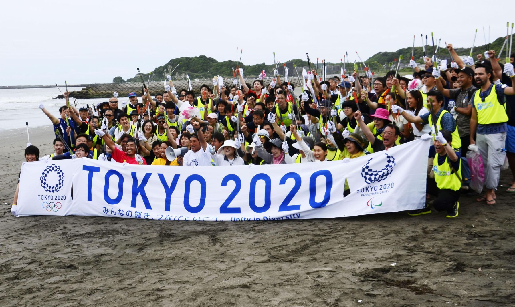 Japan Surfers Clean-up Action of Plastic Waste on the Beach 002