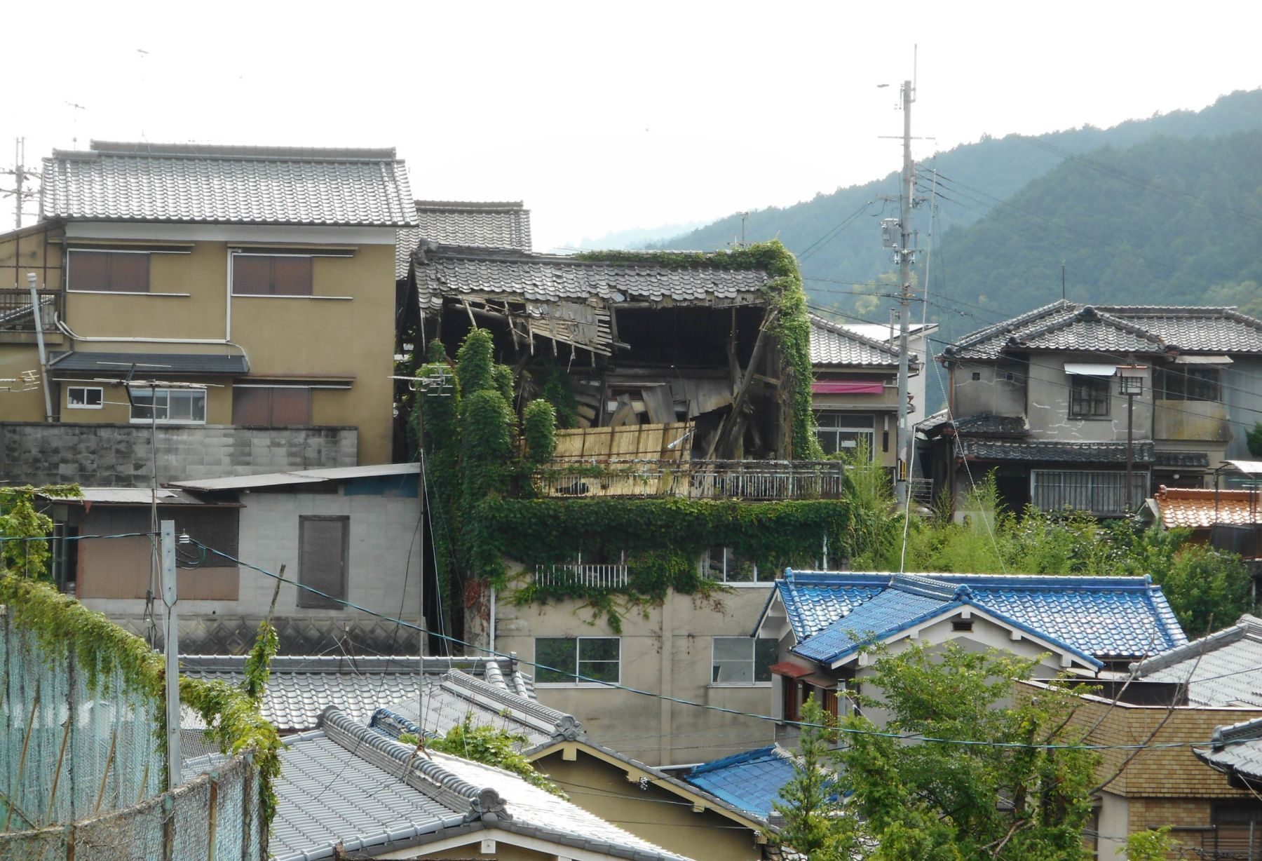 The tumble down houses in Japan 007