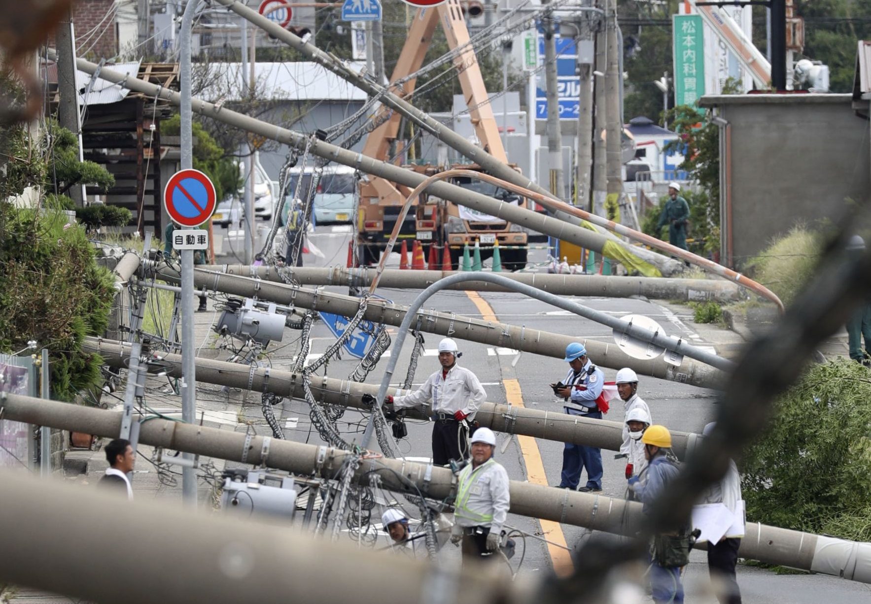 Why Are Power Poles Slow to Disappear in Japan 003