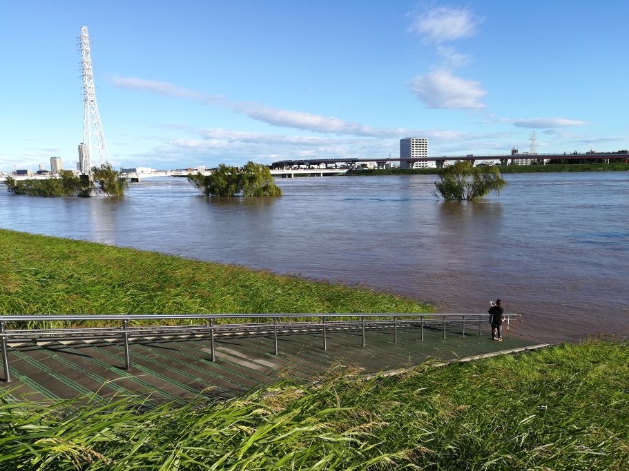 Chocoaventura Arakawa [CAP] 24-man-standing-at-bottom-of-stairs-looking-at-swollen-arakawa