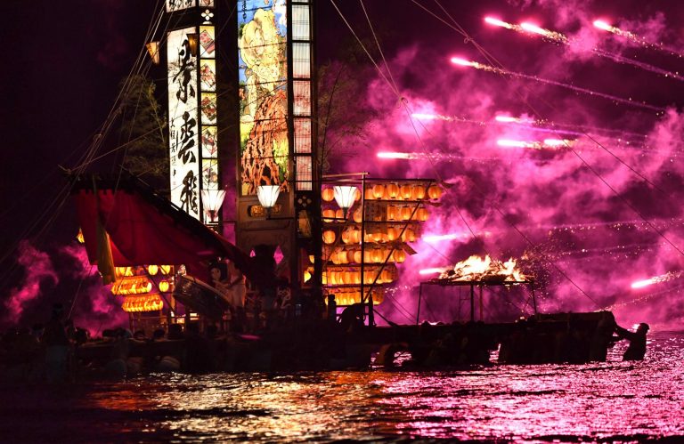 Beautiful Japan | Lanterns Over the Dark Sea Create Dreamlike Kiriko Festival on Noto Peninsula