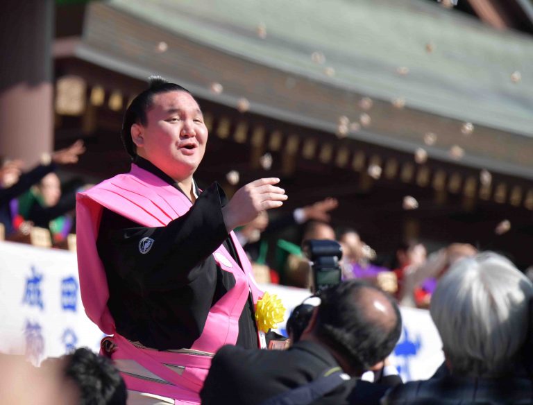 [Hidden Wonders of Japan] Sumo Wrestlers Hurl Soybeans in Adoring Crowd for Setsubun