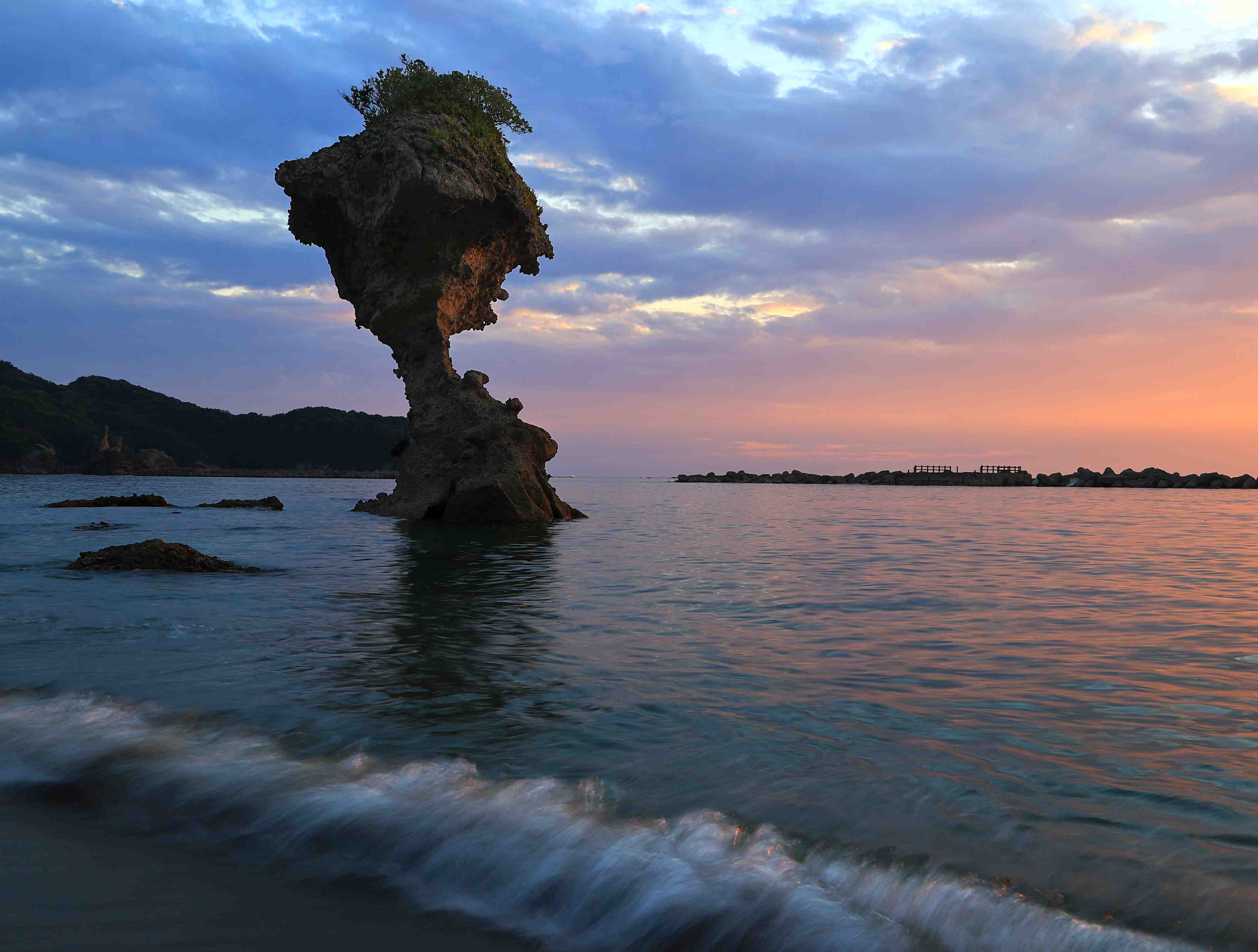 [Hidden Wonders of Japan] There’s an Apple-shaped Boulder Off the Coast