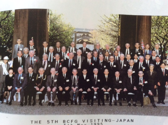 Japan-U.K. Veterans meeting at Yasukuni Shrine in 1995 photo by Akiko Macdonald