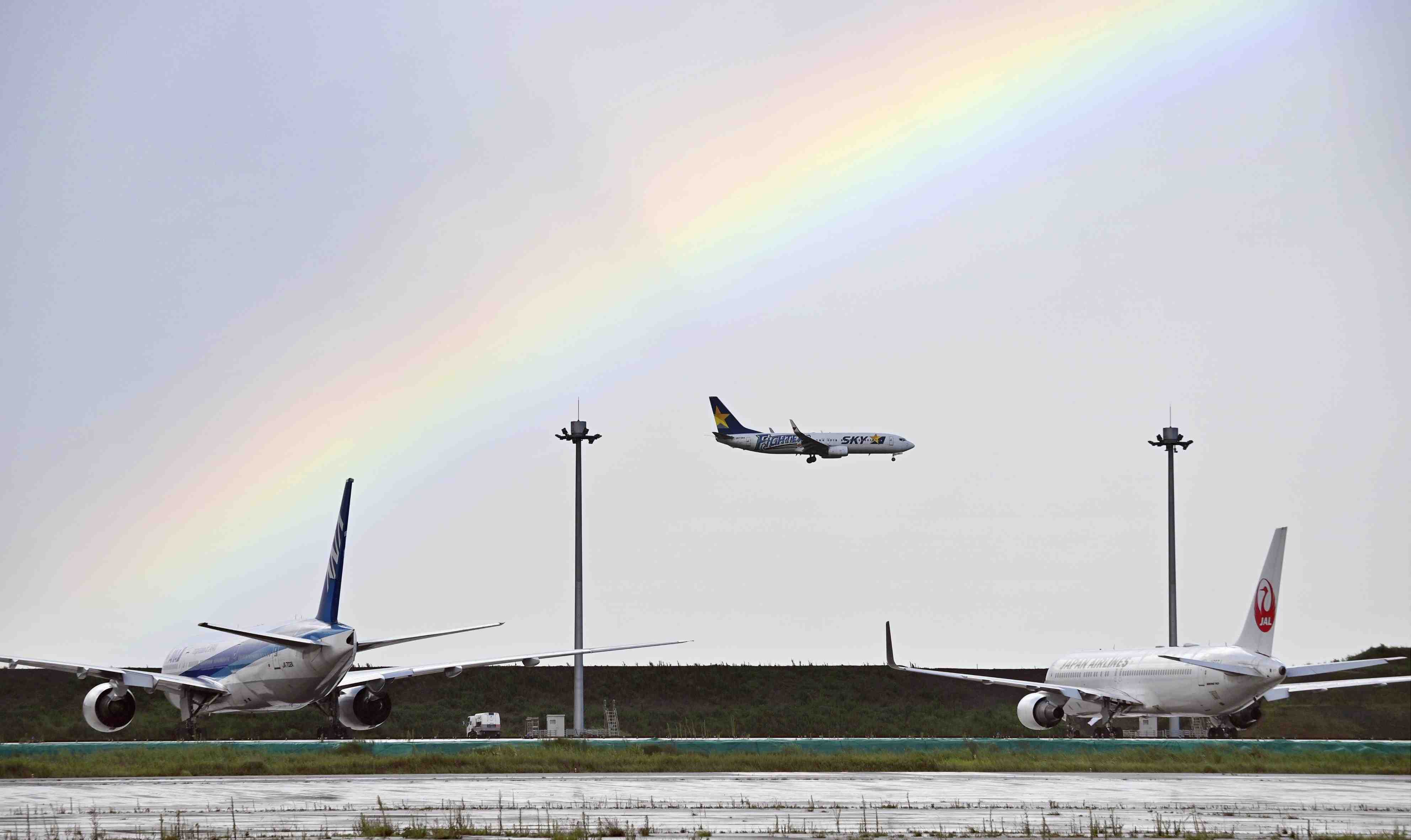 https://japan-forward.com/wp-content/uploads/2020/08/Tokyo-Haneda-airport-JAL-ANA-007.jpg