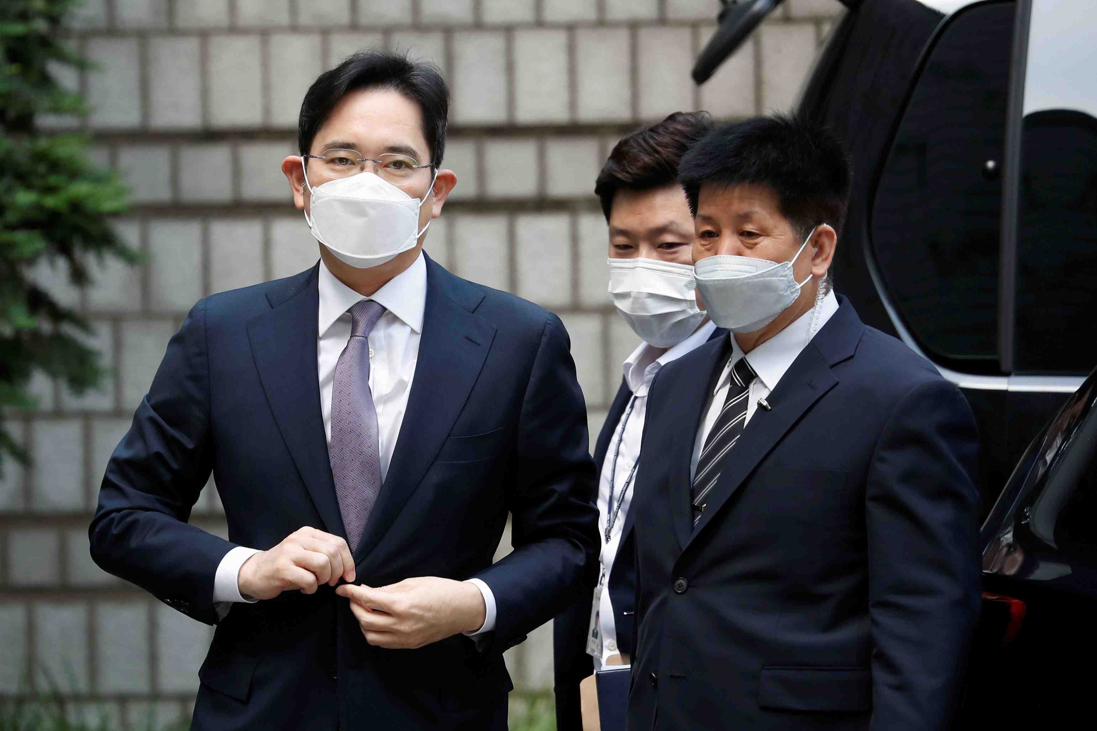 FILE PHOTO: Samsung Group heir Jay Y. Lee arrives for a court hearing to review a detention warrant request against him at the Seoul Central District Court in Seoul