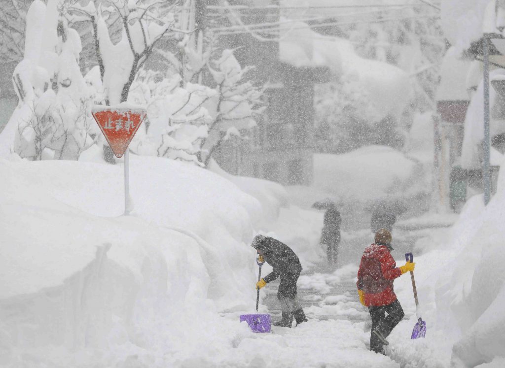 PHOTOS Record Snowfall in Japan's Northern Regions, First Snow in