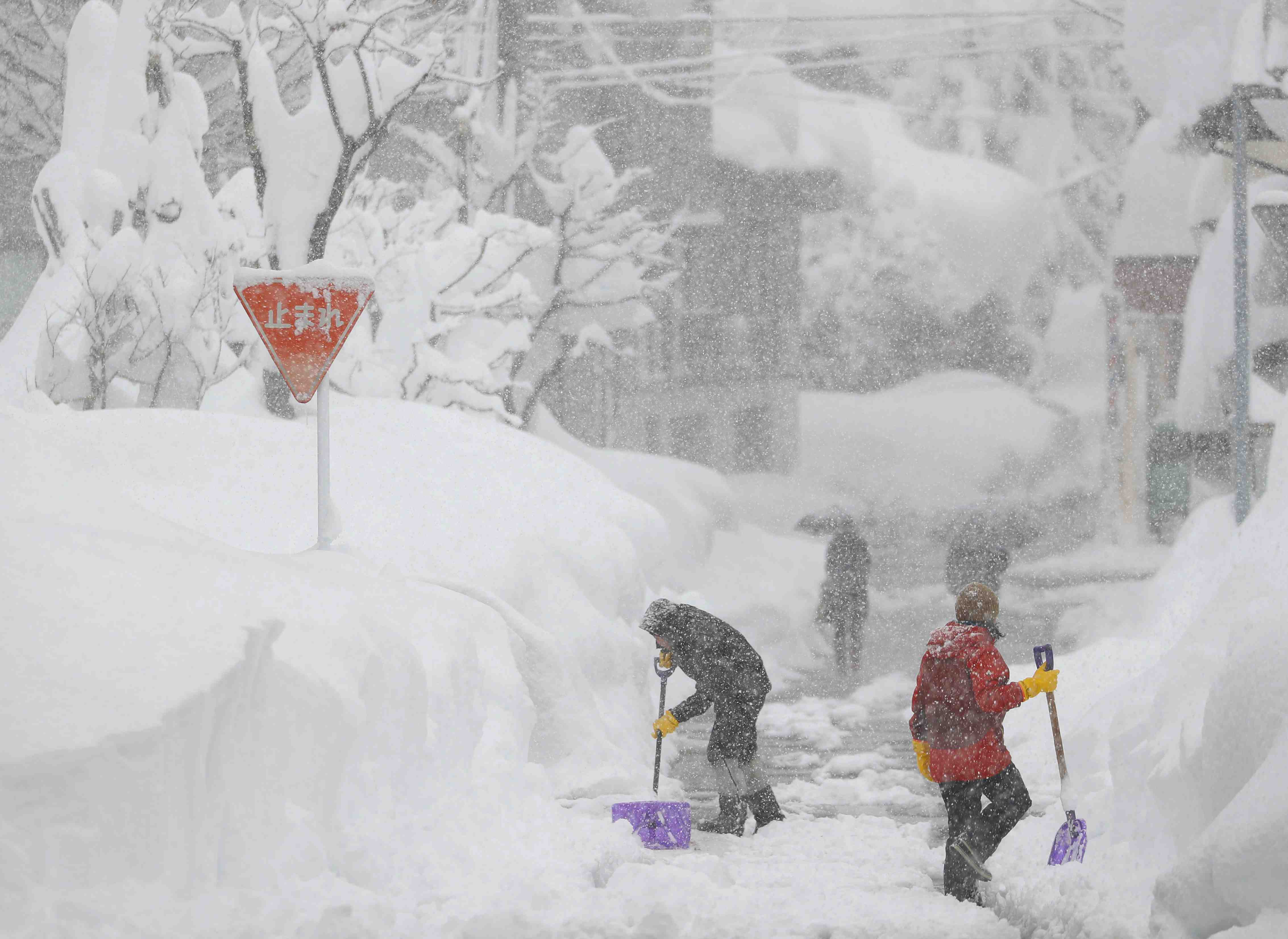 PHOTOS | Record Snowfall in Japan's Northern Regions, First Snow in Kyoto |  JAPAN Forward