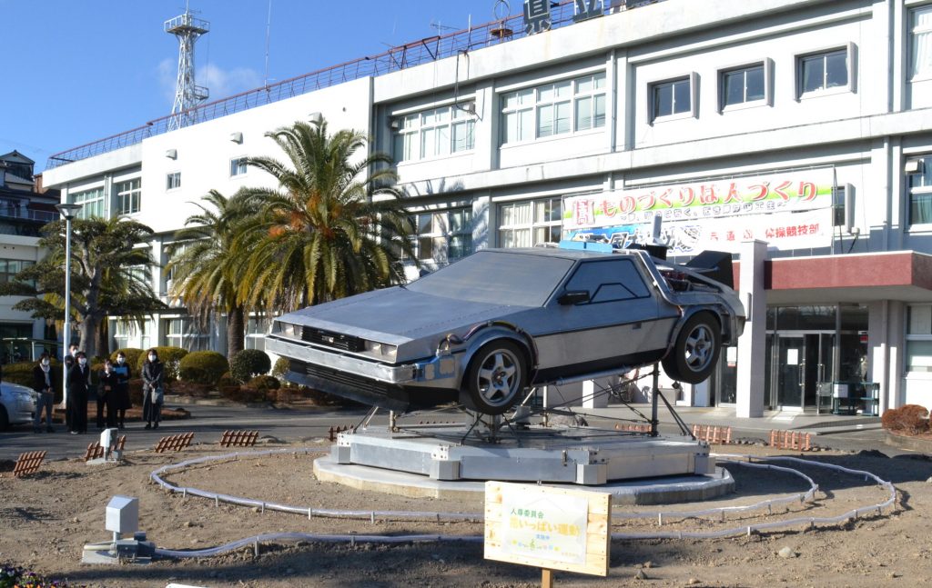This image has an empty alt attribute; its file name is Delorean-Made-by-High-School-Students-001-1024x647.jpg