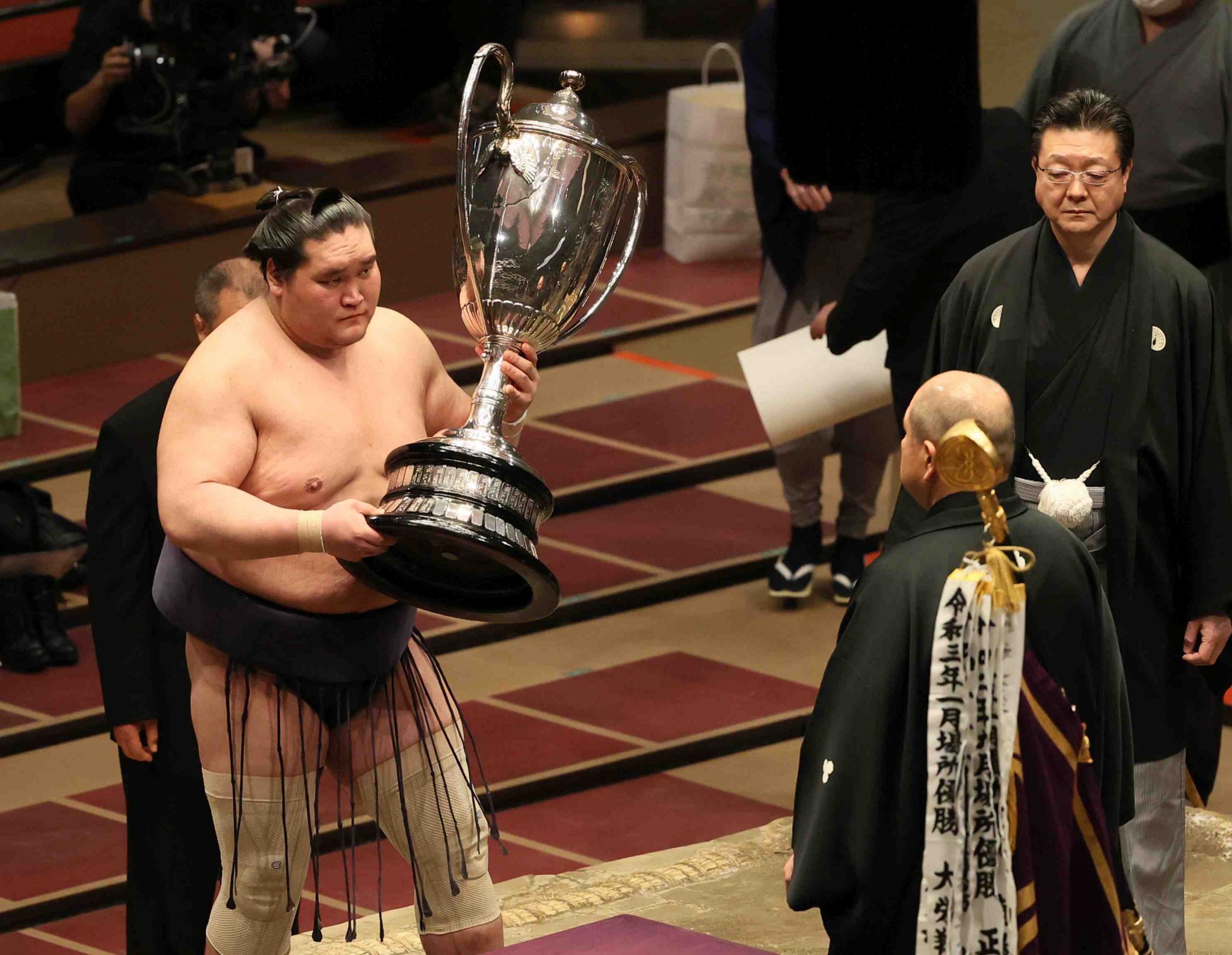 SUMO Terunofuji Collects Third Career Title, Secures Promotion Back