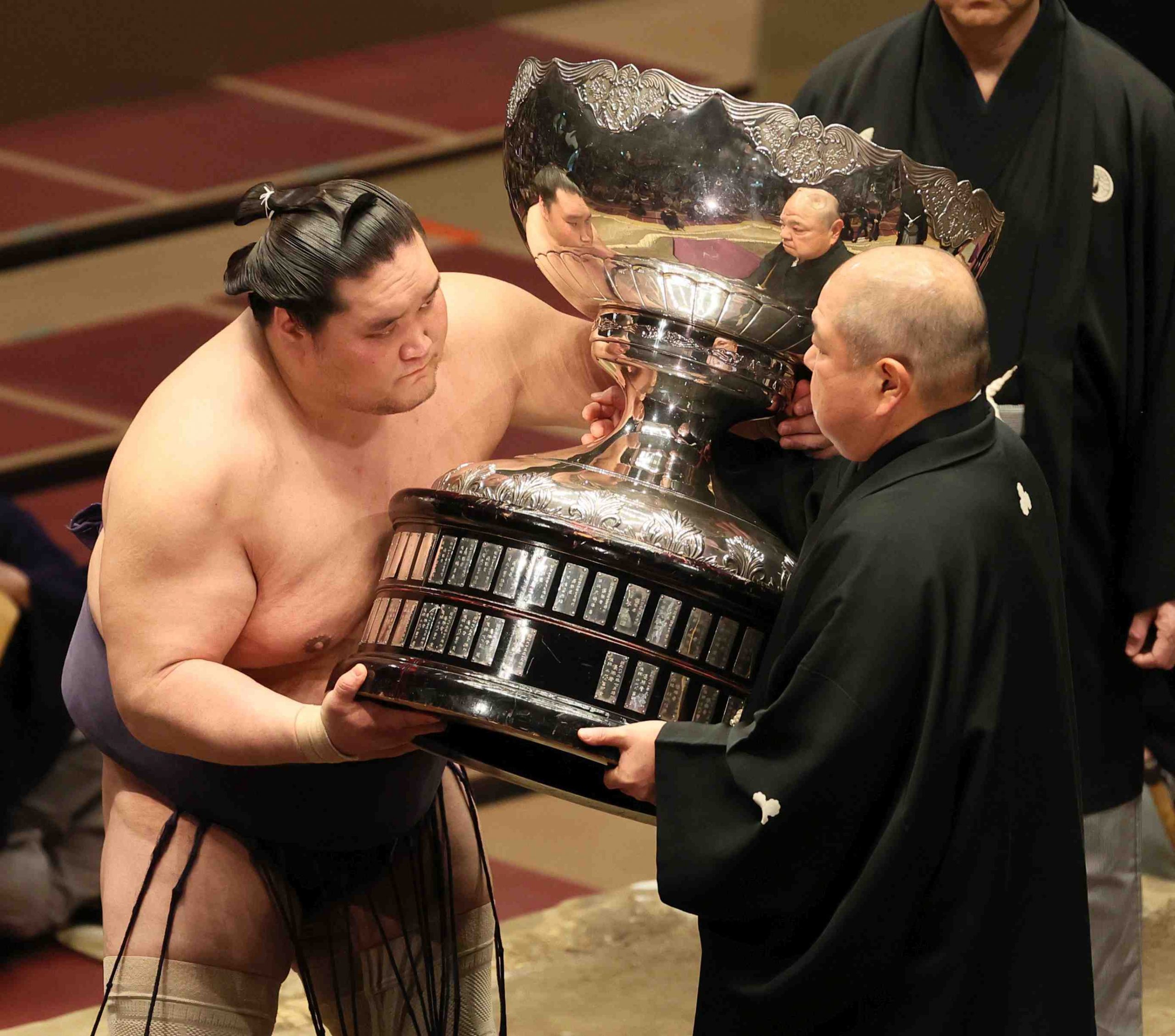 SUMO Terunofuji Collects Third Career Title, Secures Promotion Back