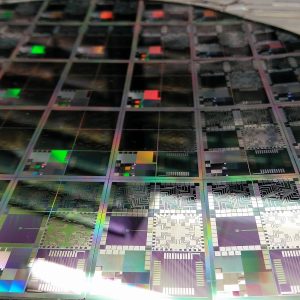 1600px-Semiconductor_Wafer_of_Microelectronics