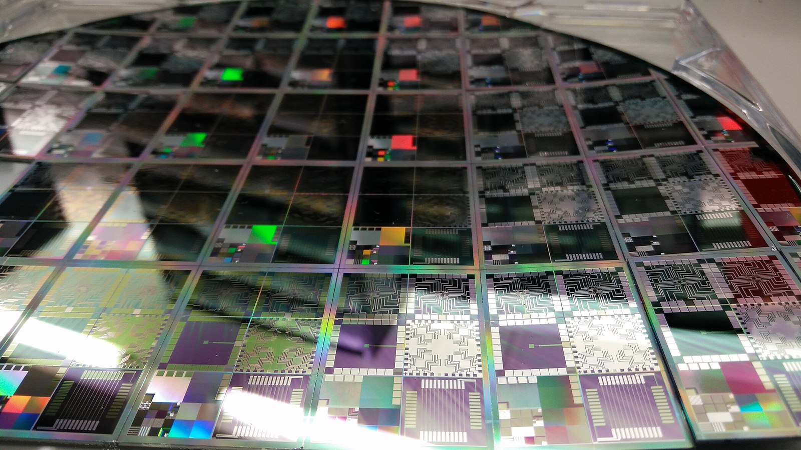 1600px-Semiconductor_Wafer_of_Microelectronics