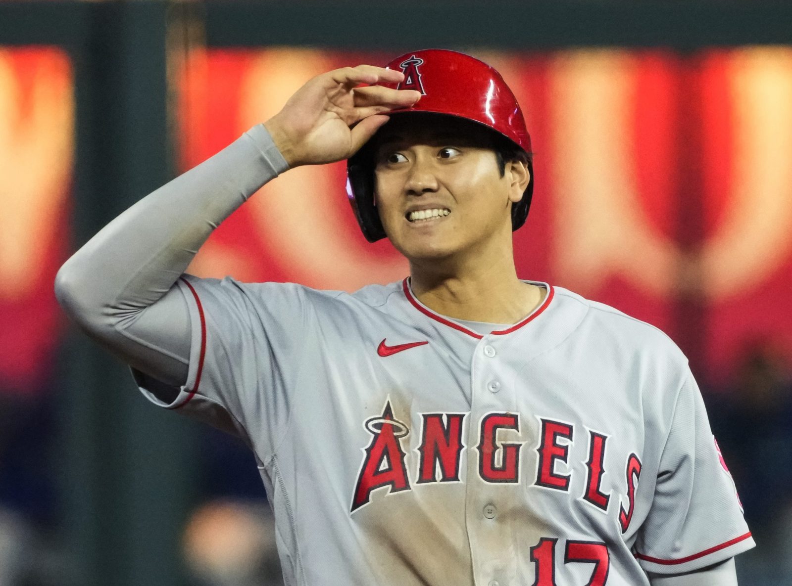 Shohei Ohtani displays an act of Japanese politeness at the Angels dugout