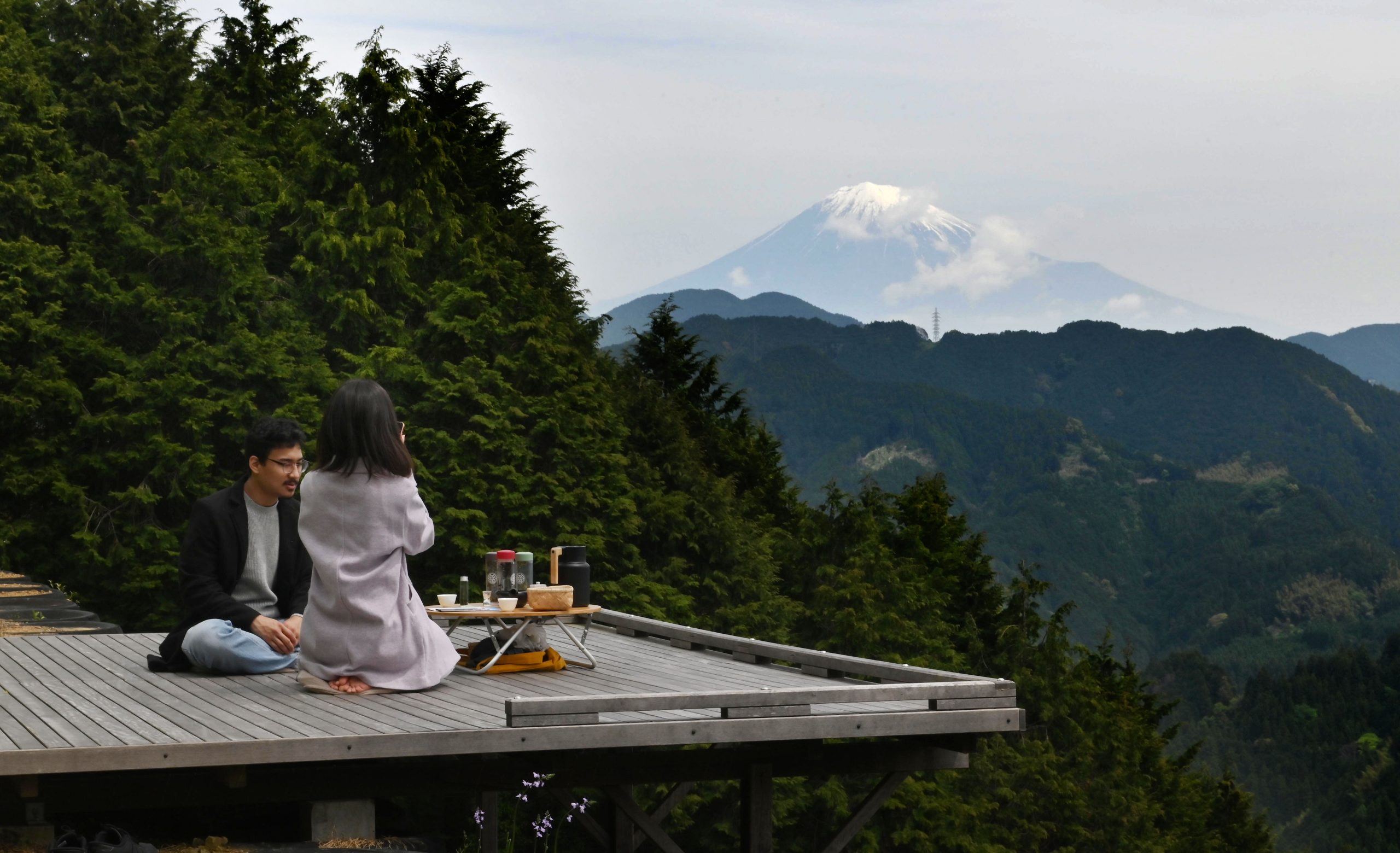 絶景の茶畑で一服の清涼　静岡「天空の茶の間」