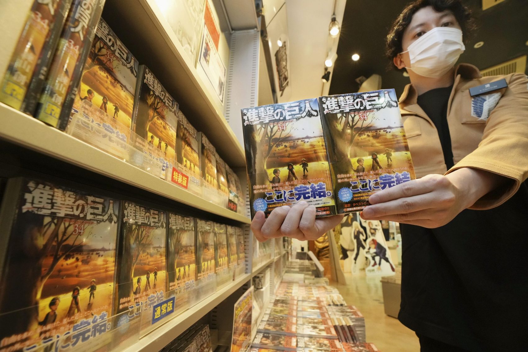 Look Bookshop Staff In Cosplay Pay Tribute As The Last Attack On Titan Manga Goes On Sale Japan Forward