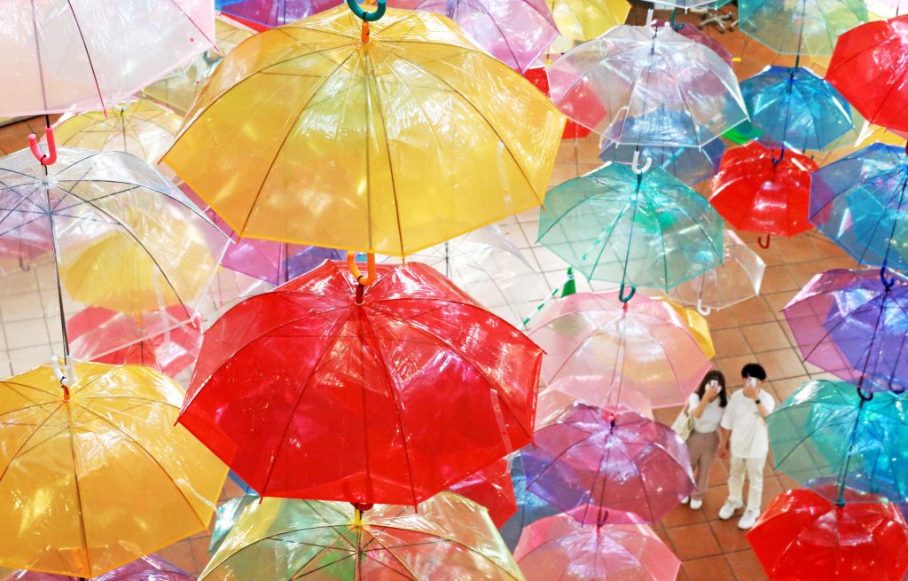 [Hidden Wonders of Japan] Kyoto 'Umbrella Sky' Brings Colorful Delight