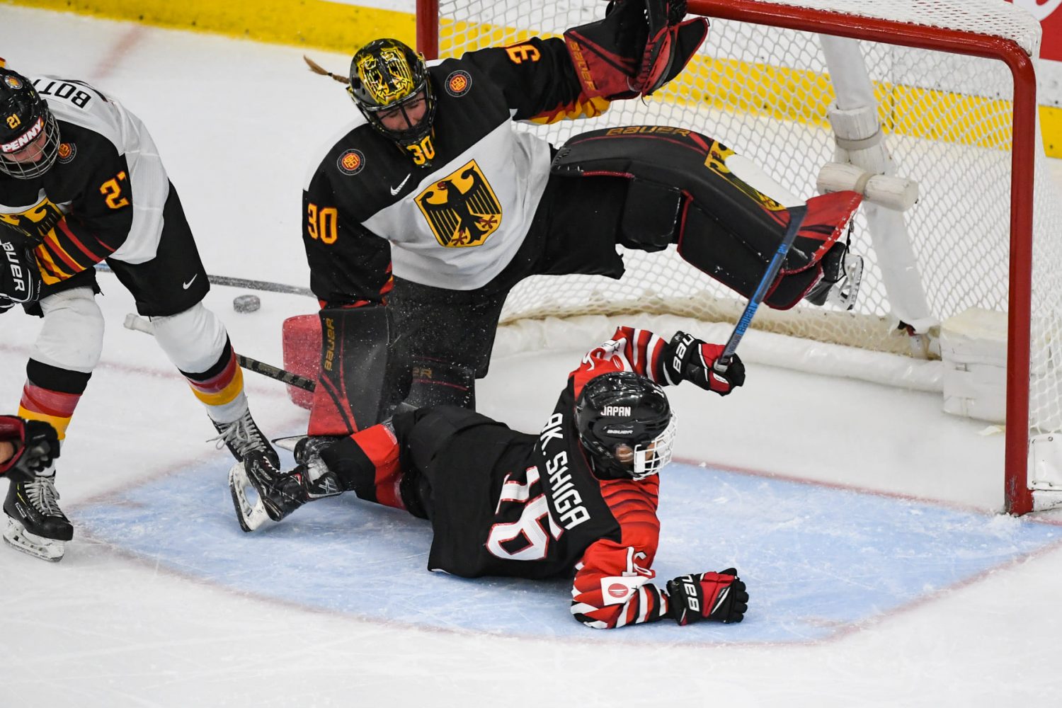 ICE HOCKEY Smile Japan Advances to Quarterfinals at Women’s World