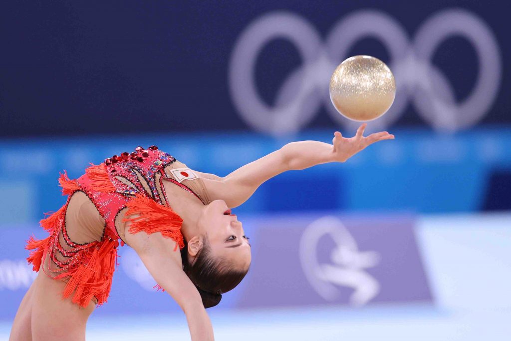 Olympics-Rhythmic Gymnastics-Russian Averina twins qualify on top ahead of  finals