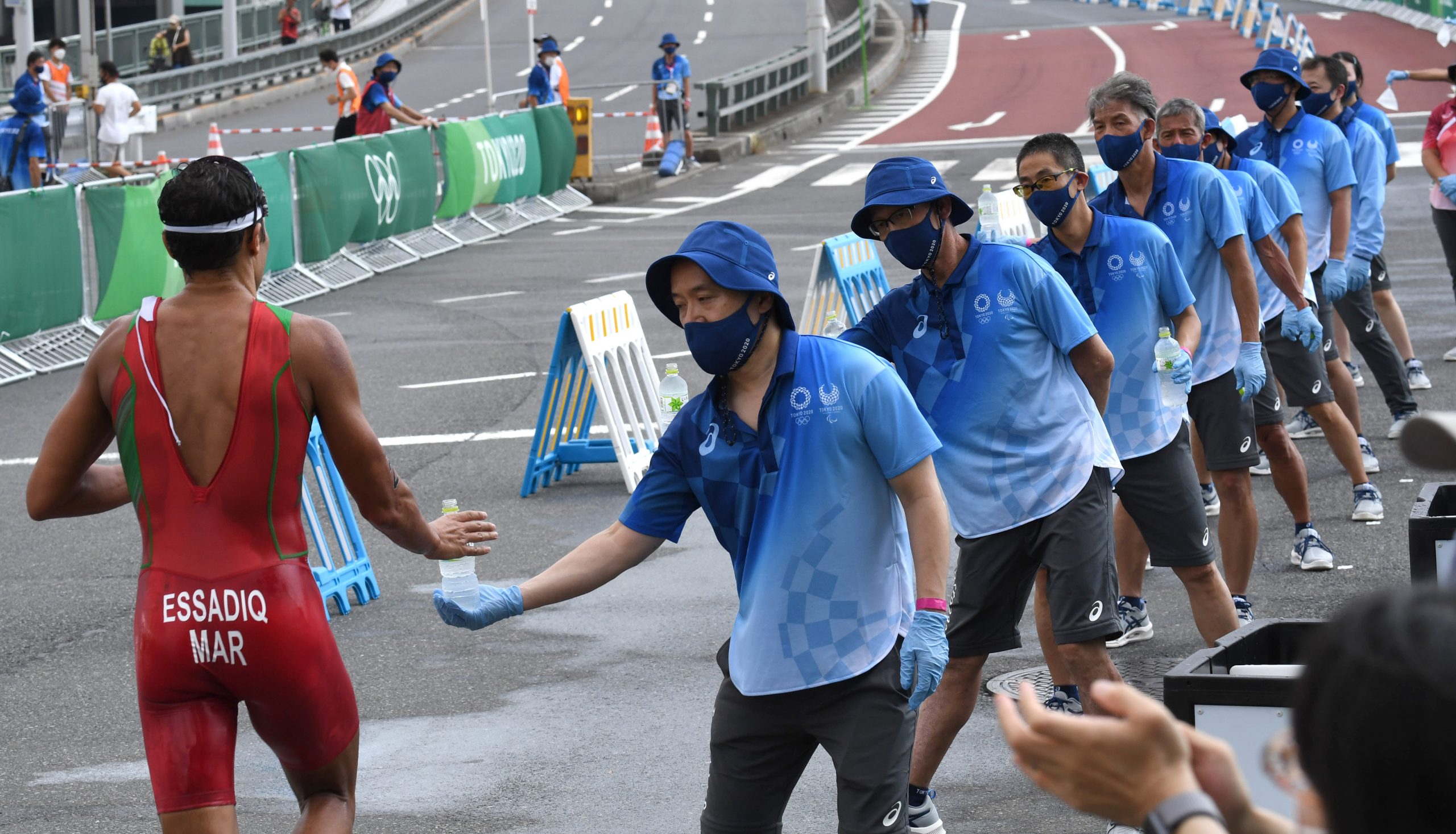 [OLYMPIC IMPRESSIONS] Volunteers Perform Countless Tasks With a Smile