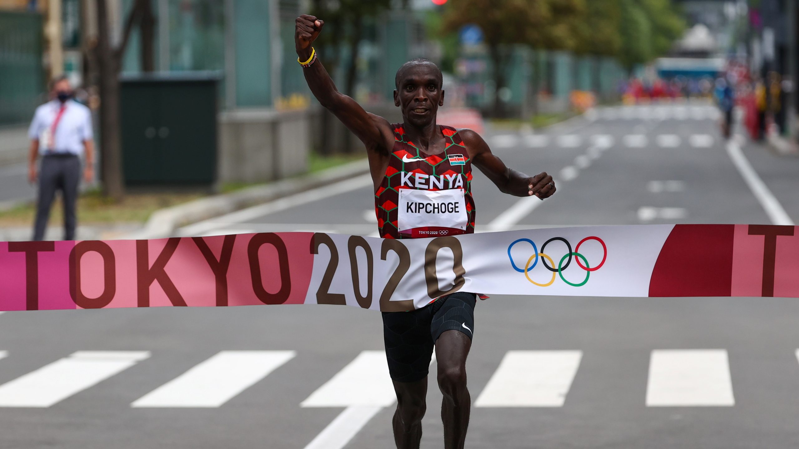 MARATHON Kenya's Eliud Kipchoge Defends Olympic Title with Dominant