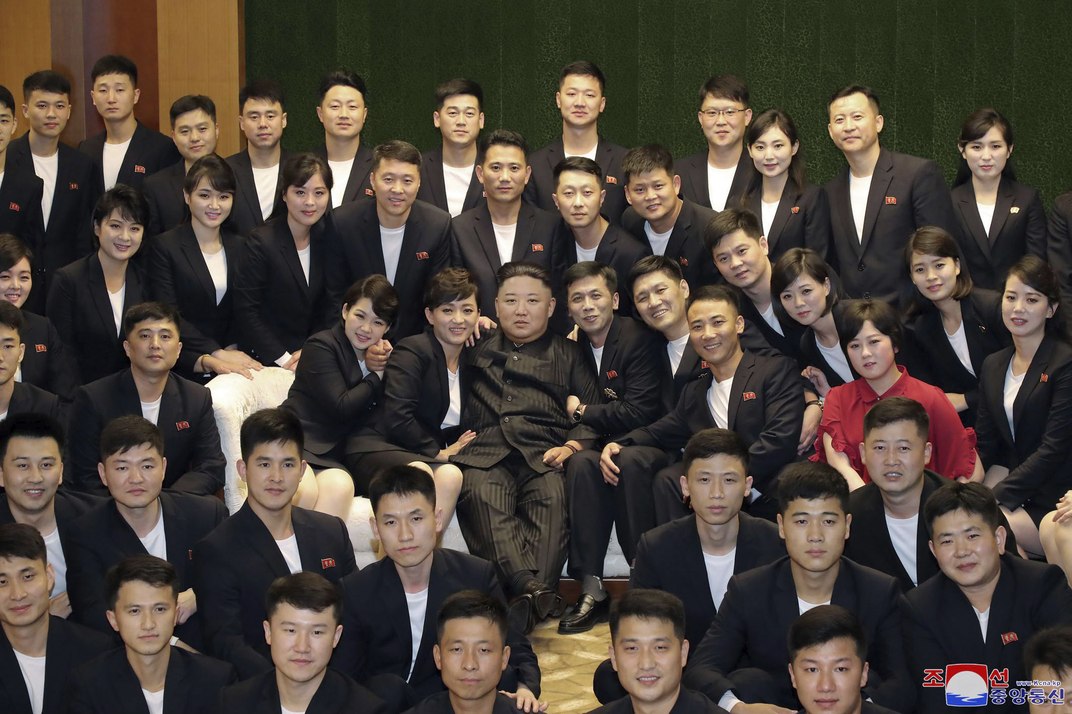 Kim Jong Un with his young North Korean groupies