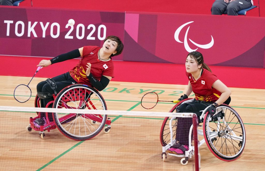 Memorial park, Chengu - badminton in high heels!