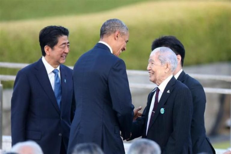 Sunao Tsuboi (R) with President Barak Obama and PM Shinzo Abe r