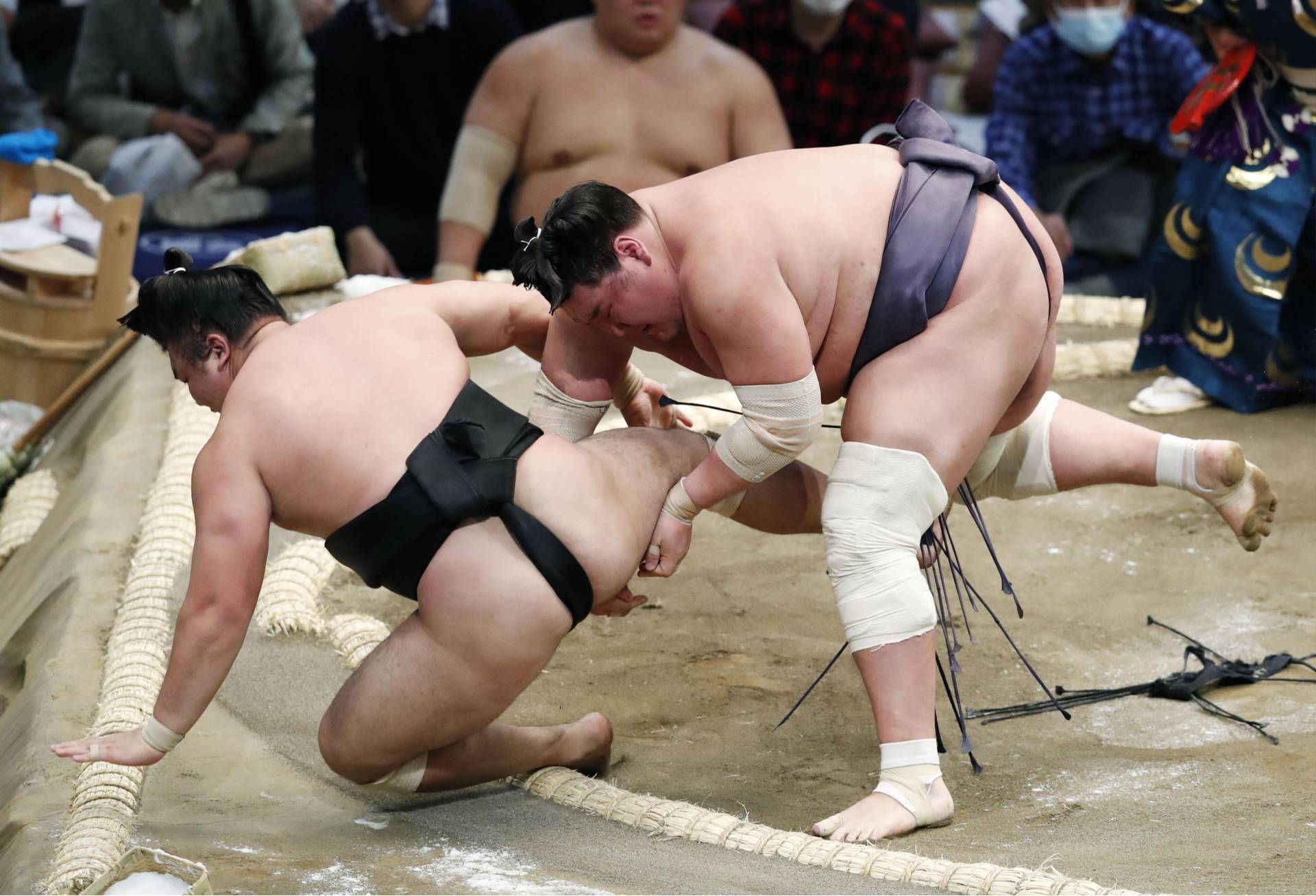 Meisei beats Terunofuji to move into tie for lead at Summer Grand