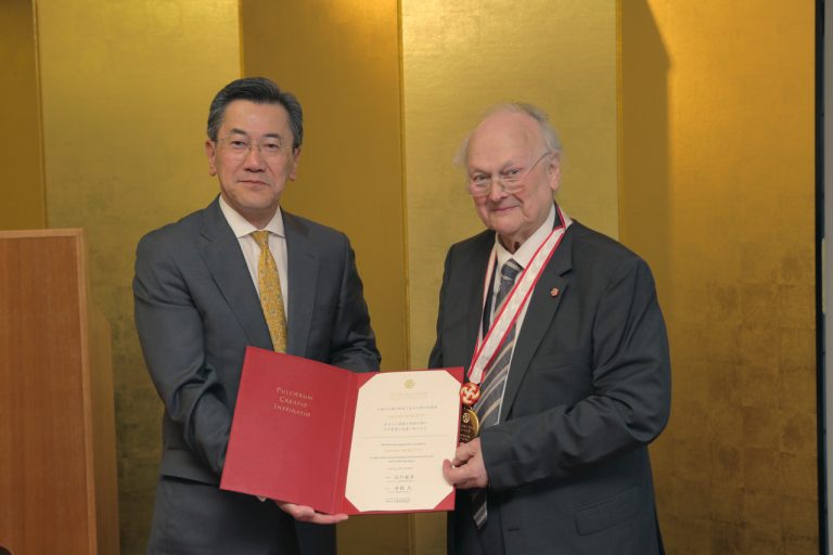 Ambassador Yamagani with PI recipient Glenn Murcutt