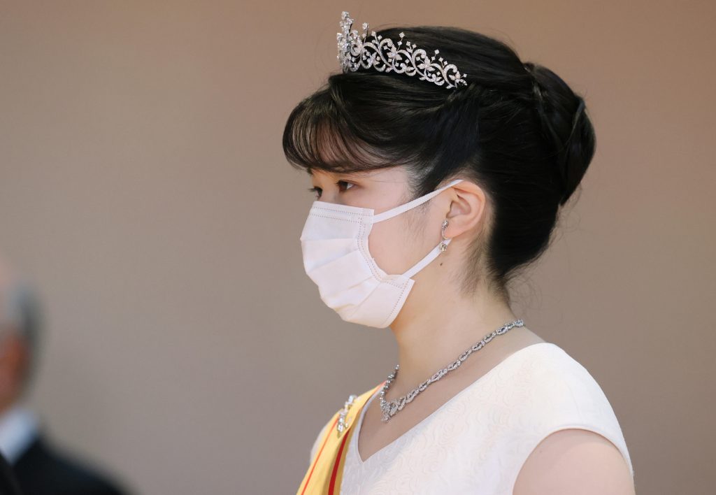 Princess Aiko pictures: she thanks the people of Japan for their kindness and warm support as she has grown up and promises to carry out her imperial duties as an adult.