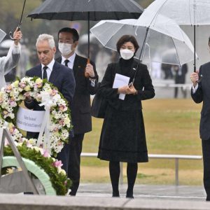 20220324 Rahm Emanuel and Kishida in Hiroshima 003