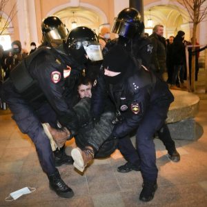 Russian police arrest demonstrators in St Petersburg