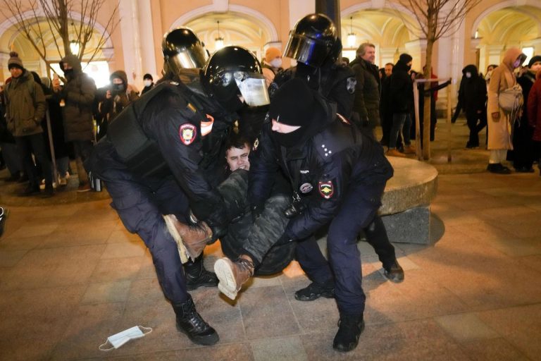 Russian police arrest demonstrators in St Petersburg