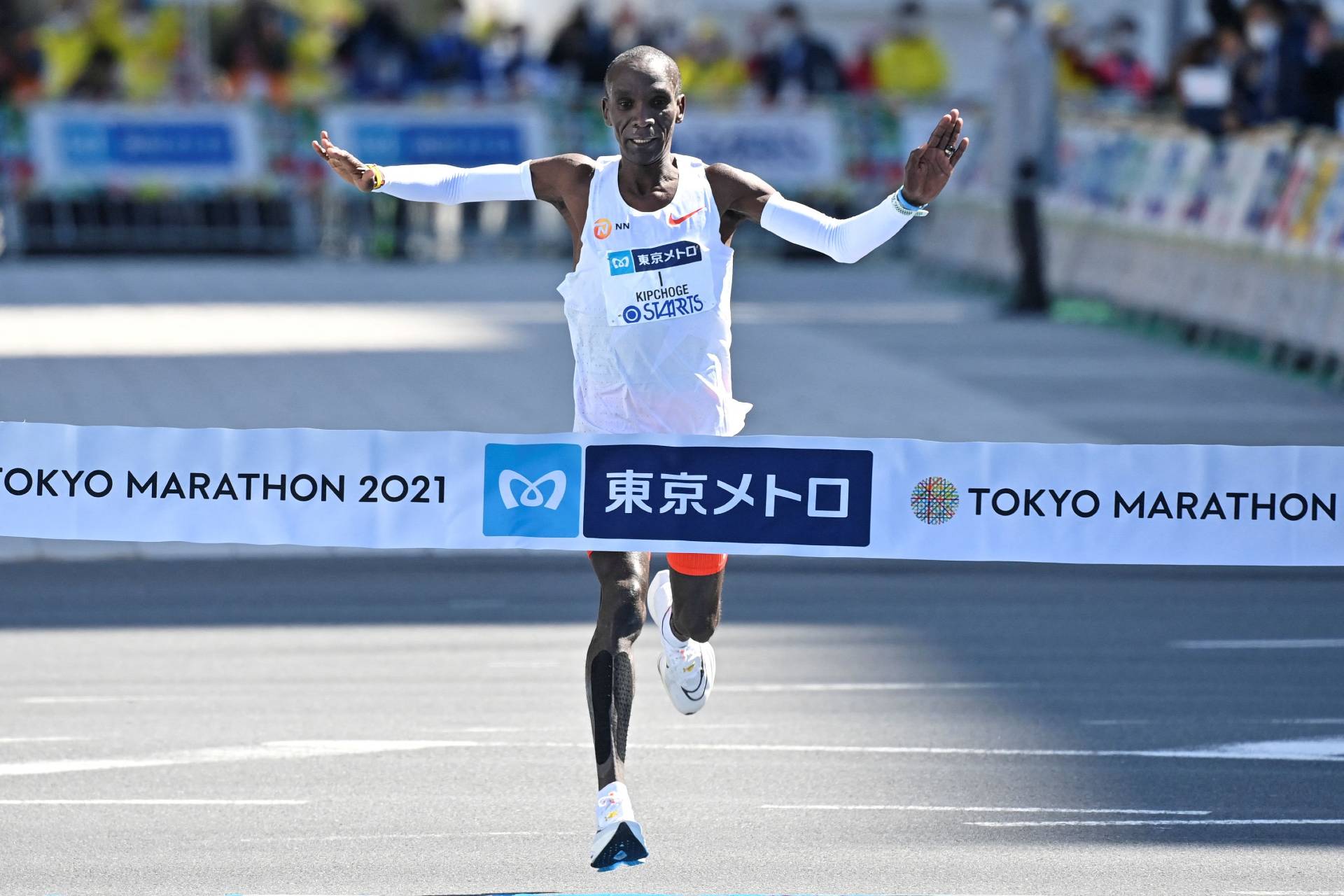 Eliud Kipchoge Breaks Tokyo Marathon Record en Route to Victory