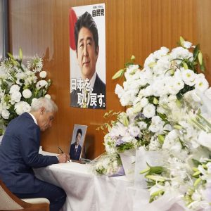 US Ambassador Rahm Emanuel signs the condolence book in respect of Shinzo Abe at LDP headquarters 1200