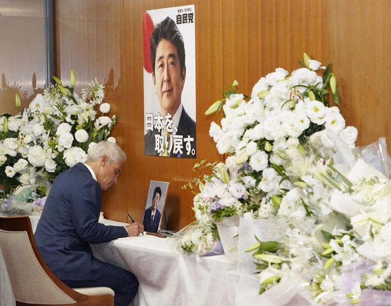 US Ambassador Rahm Emanuel signs the condolence book in respect of Shinzo Abe at LDP headquarters 1200