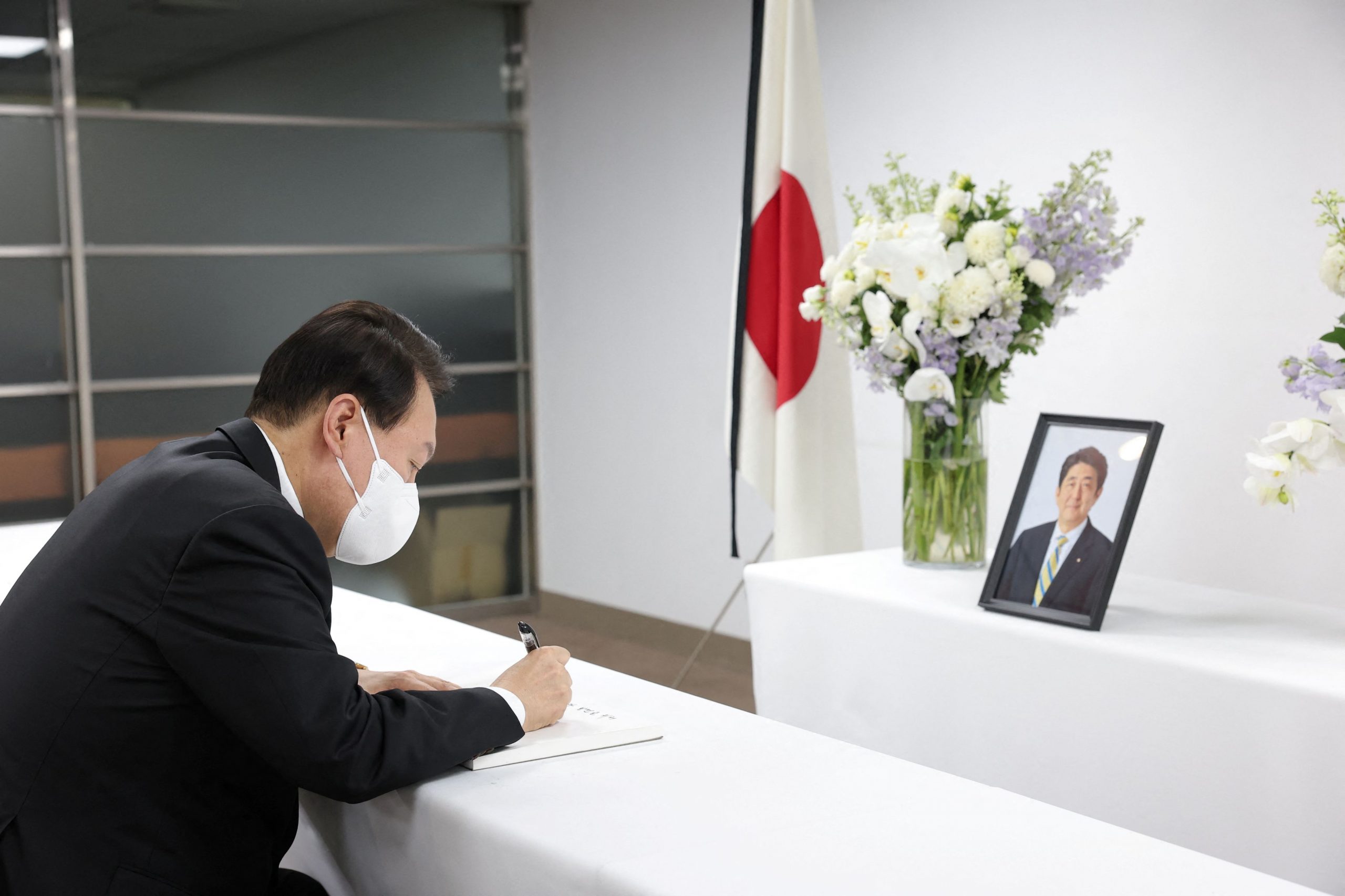 South Korea's President Yoon Sukyeol leaves a condolence message as he
